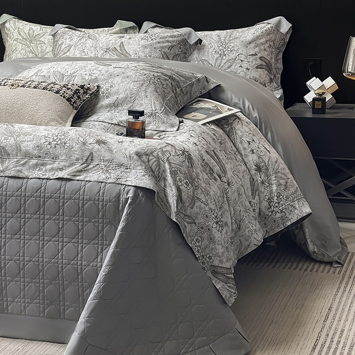 91家纺网 家纺一手货源 找家纺  2025新品A类天丝棉夹棉床盖床笠四件套全棉真丝保护罩高级感数码印花床上用品 丽芙-灰