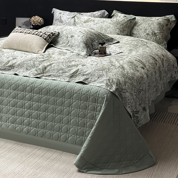 91家纺网 家纺一手货源 找家纺  2025新品A类天丝棉夹棉床盖床笠四件套全棉真丝保护罩高级感数码印花床上用品 丽芙-绿