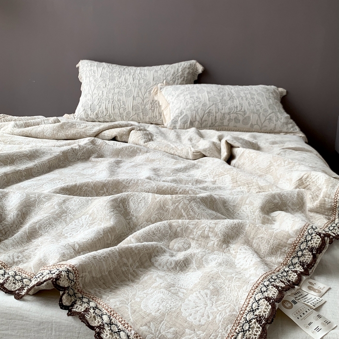 91家纺网 家纺一手货源 找家纺 （总）凡客2025新款棉麻色织提花双层纱蚕丝棉夏被（镂空花边款）