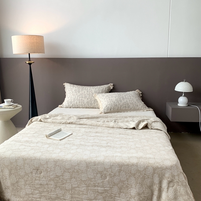 91家纺网 家纺一手货源 找家纺 （总）凡客2025新款棉麻色织提花双层纱蚕丝棉夏被（镂空花边款）