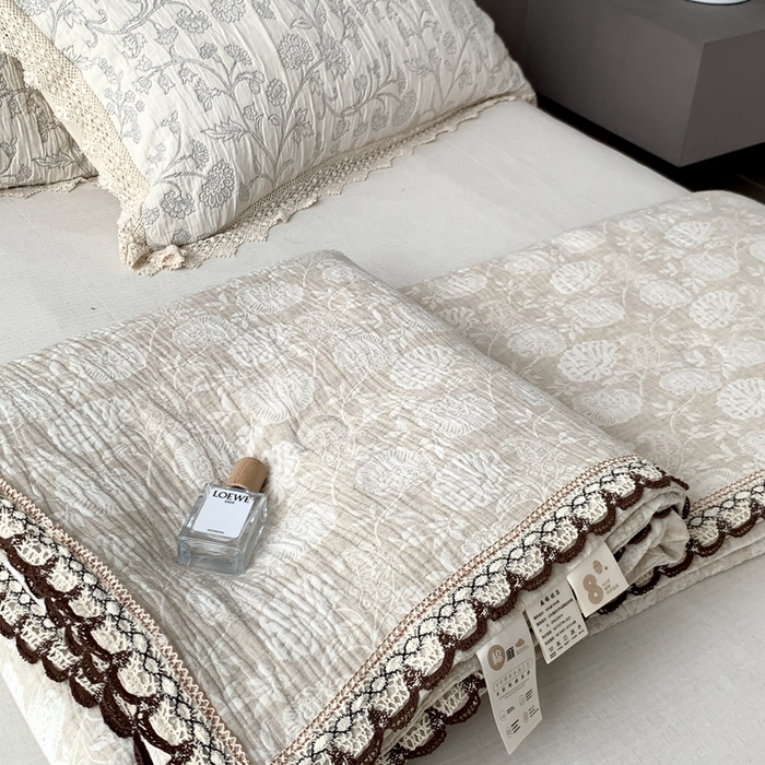 91家纺网 家纺一手货源 找家纺 （总）凡客2025新款棉麻色织提花双层纱蚕丝棉夏被（镂空花边款）