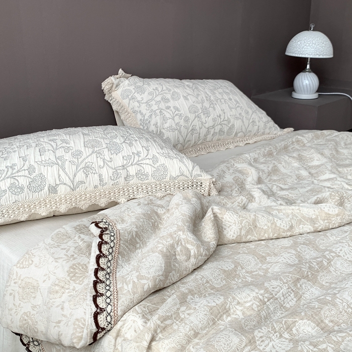 91家纺网 家纺一手货源 找家纺 （总）凡客2025新款棉麻色织提花双层纱蚕丝棉夏被（镂空花边款）