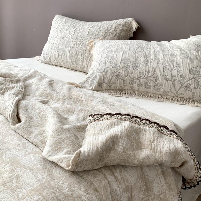 91家纺网 家纺一手货源 找家纺 （总）凡客2025新款棉麻色织提花双层纱蚕丝棉夏被（镂空花边款）