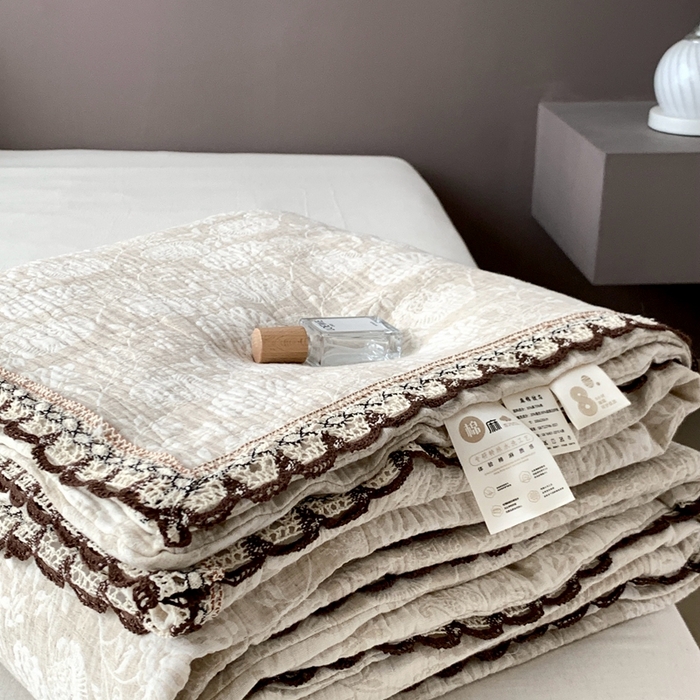 91家纺网 家纺一手货源 找家纺 （总）凡客2025新款棉麻色织提花双层纱蚕丝棉夏被（镂空花边款）