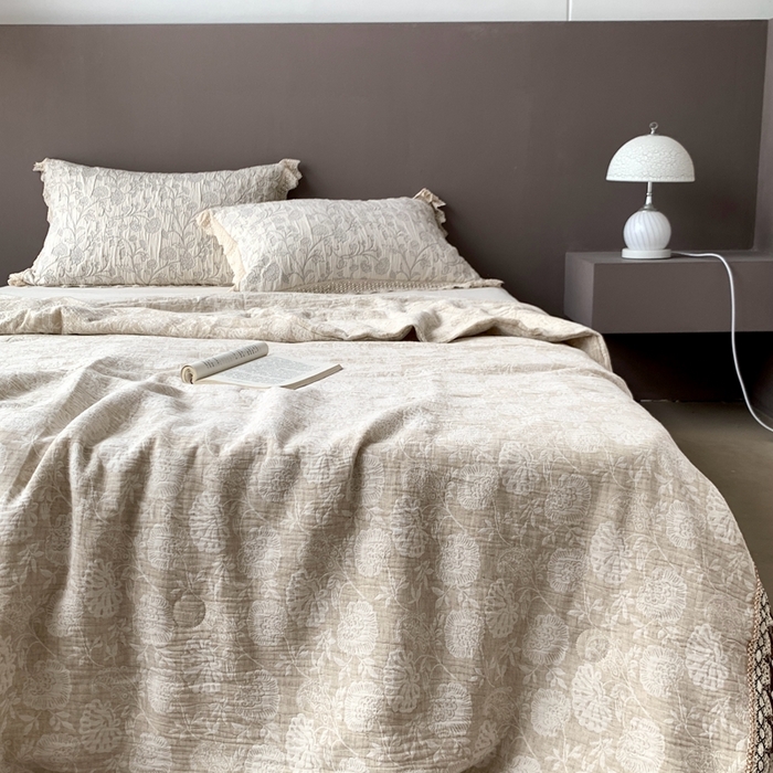 91家纺网 家纺一手货源 找家纺 凡客2025新款棉麻色织提花双层纱蚕丝棉夏被（镂空花边款） 半夏花开