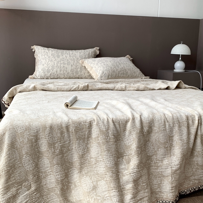 91家纺网 家纺一手货源 找家纺 凡客2025新款棉麻色织提花双层纱蚕丝棉夏被（镂空花边款） 半夏花开