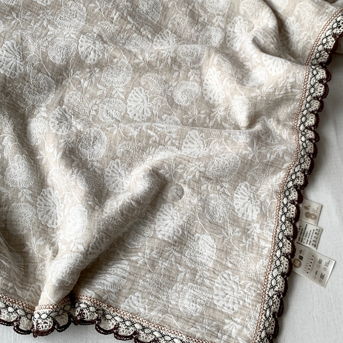 91家纺网 家纺一手货源 找家纺 凡客2025新款棉麻色织提花双层纱蚕丝棉夏被（镂空花边款） 半夏花开