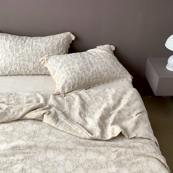 91家纺网 家纺一手货源 找家纺 凡客2025新款棉麻色织提花双层纱蚕丝棉夏被（镂空花边款） 半夏花开