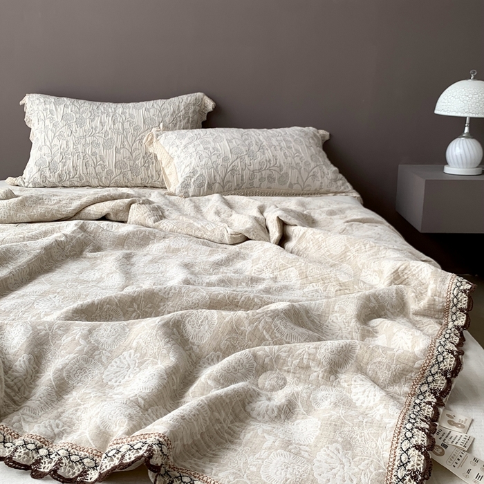 91家纺网 家纺一手货源 找家纺 凡客2025新款棉麻色织提花双层纱蚕丝棉夏被（镂空花边款） 半夏花开