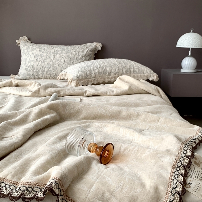 91家纺网 家纺一手货源 找家纺 凡客2025新款棉麻色织提花双层纱蚕丝棉夏被（镂空花边款） 椿栀