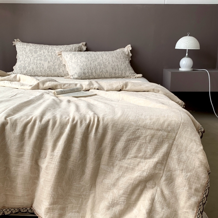 91家纺网 家纺一手货源 找家纺 凡客2025新款棉麻色织提花双层纱蚕丝棉夏被（镂空花边款） 椿栀