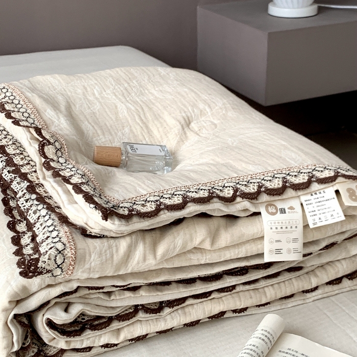 91家纺网 家纺一手货源 找家纺 凡客2025新款棉麻色织提花双层纱蚕丝棉夏被（镂空花边款） 椿栀