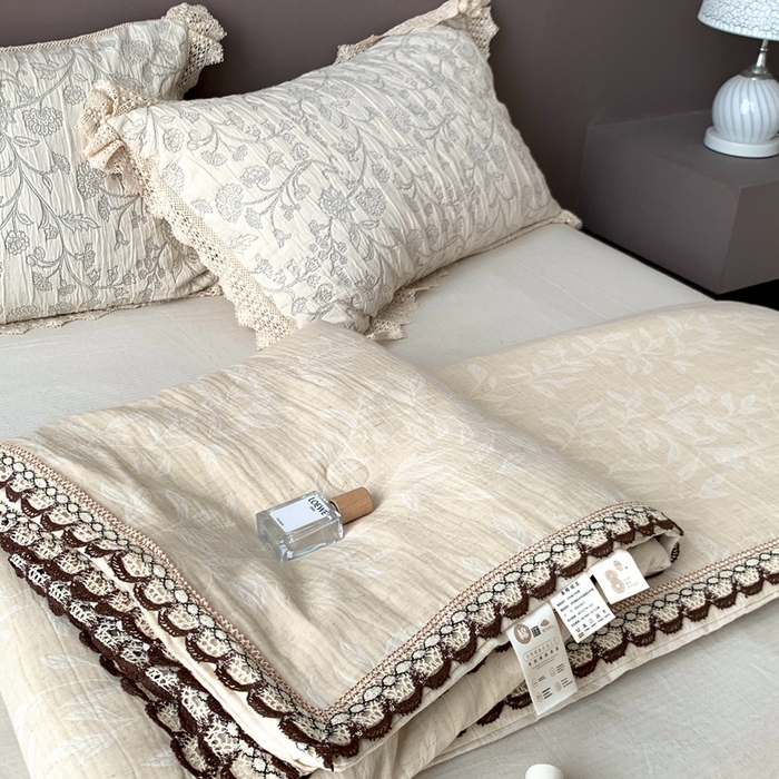 91家纺网 家纺一手货源 找家纺 凡客2025新款棉麻色织提花双层纱蚕丝棉夏被（镂空花边款） 椿栀