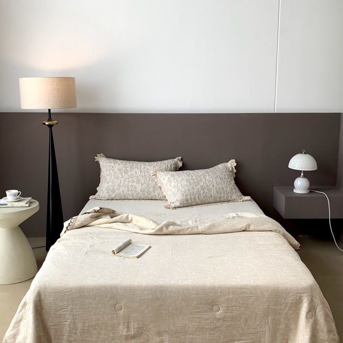 91家纺网 家纺一手货源 找家纺 凡客2025新款棉麻色织提花双层纱蚕丝棉夏被（镂空花边款） 椿栀