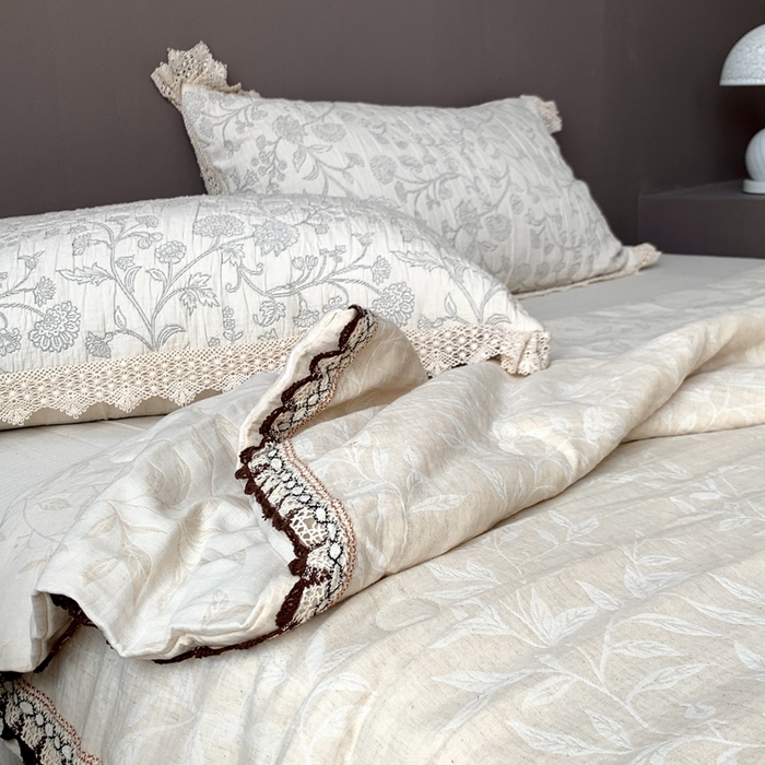 91家纺网 家纺一手货源 找家纺 凡客2025新款棉麻色织提花双层纱蚕丝棉夏被（镂空花边款） 椿栀