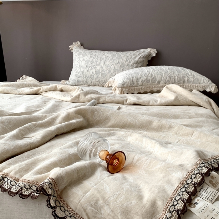 91家纺网 家纺一手货源 找家纺 凡客2025新款棉麻色织提花双层纱蚕丝棉夏被（镂空花边款） 椿栀