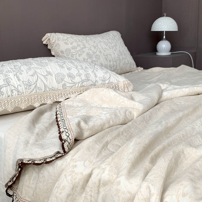 91家纺网 家纺一手货源 找家纺 凡客2025新款棉麻色织提花双层纱蚕丝棉夏被（镂空花边款） 芳华