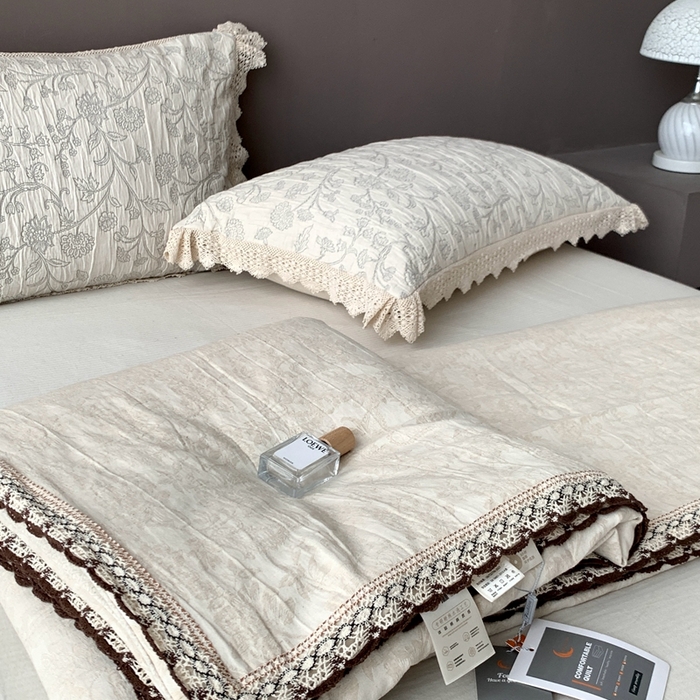 91家纺网 家纺一手货源 找家纺 凡客2025新款棉麻色织提花双层纱蚕丝棉夏被（镂空花边款） 芳华