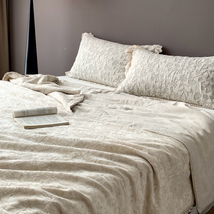 91家纺网 家纺一手货源 找家纺 凡客2025新款棉麻色织提花双层纱蚕丝棉夏被（镂空花边款） 芳华