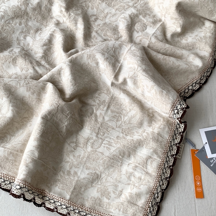 91家纺网 家纺一手货源 找家纺 凡客2025新款棉麻色织提花双层纱蚕丝棉夏被（镂空花边款） 芳华