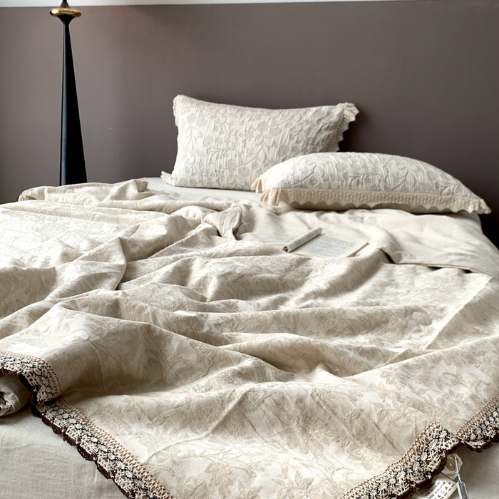 91家纺网 家纺一手货源 找家纺 凡客2025新款棉麻色织提花双层纱蚕丝棉夏被（镂空花边款） 芳华