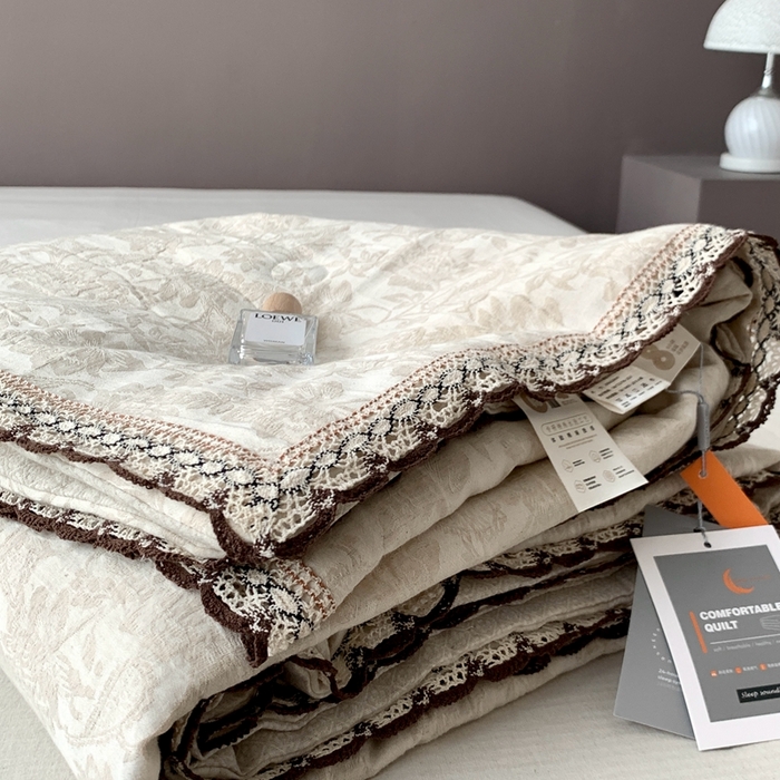 91家纺网 家纺一手货源 找家纺 凡客2025新款棉麻色织提花双层纱蚕丝棉夏被（镂空花边款） 芳华