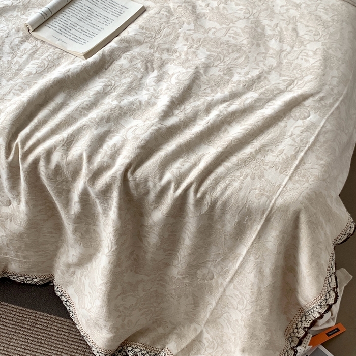 91家纺网 家纺一手货源 找家纺 凡客2025新款棉麻色织提花双层纱蚕丝棉夏被（镂空花边款） 芳华
