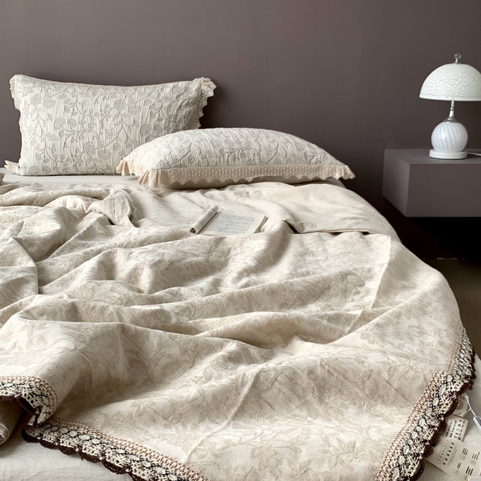 91家纺网 家纺一手货源 找家纺 凡客2025新款棉麻色织提花双层纱蚕丝棉夏被（镂空花边款） 芳华