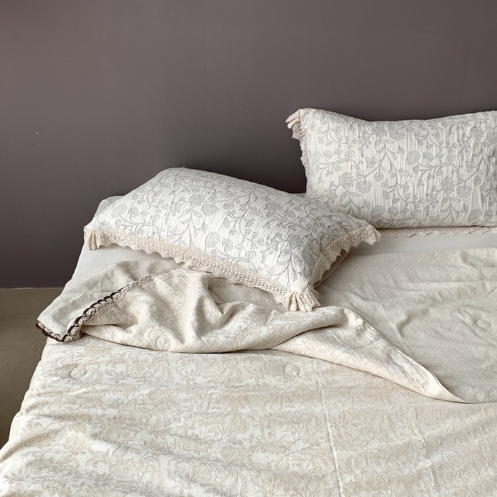 91家纺网 家纺一手货源 找家纺 凡客2025新款棉麻色织提花双层纱蚕丝棉夏被（镂空花边款） 芳华