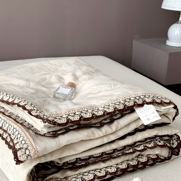 91家纺网 家纺一手货源 找家纺 凡客2025新款棉麻色织提花双层纱蚕丝棉夏被（镂空花边款） 铃兰颂