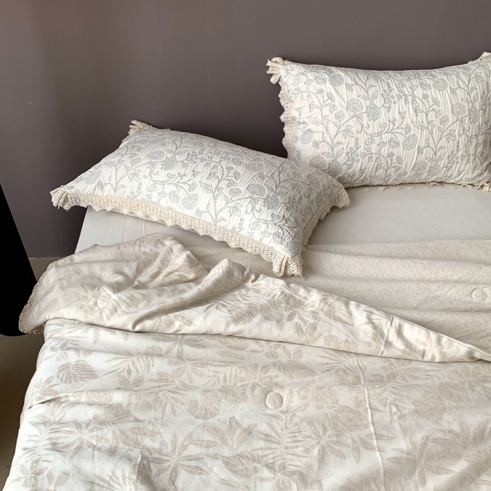 91家纺网 家纺一手货源 找家纺 凡客2025新款棉麻色织提花双层纱蚕丝棉夏被（镂空花边款） 铃兰颂