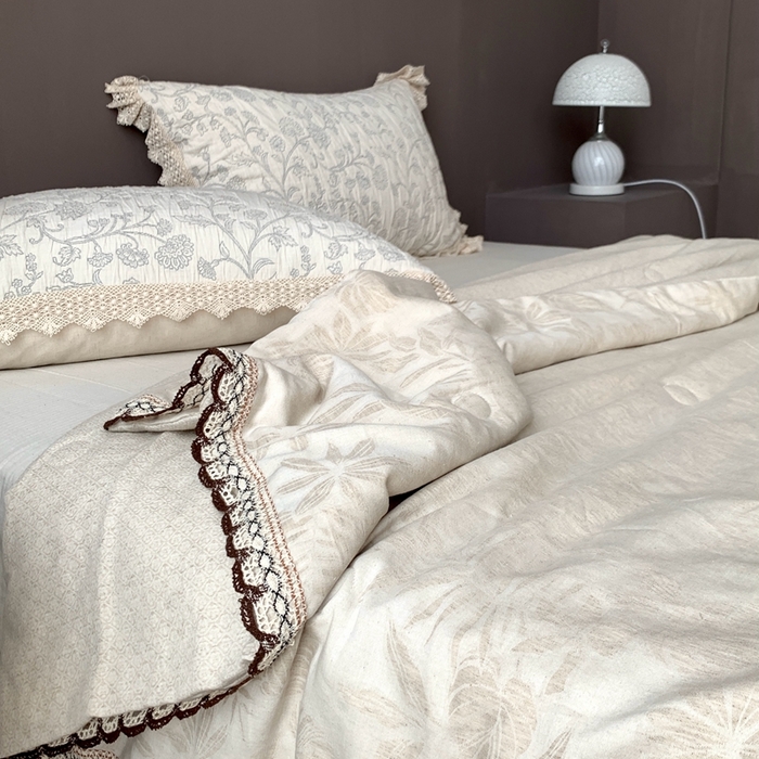 91家纺网 家纺一手货源 找家纺 凡客2025新款棉麻色织提花双层纱蚕丝棉夏被（镂空花边款） 铃兰颂