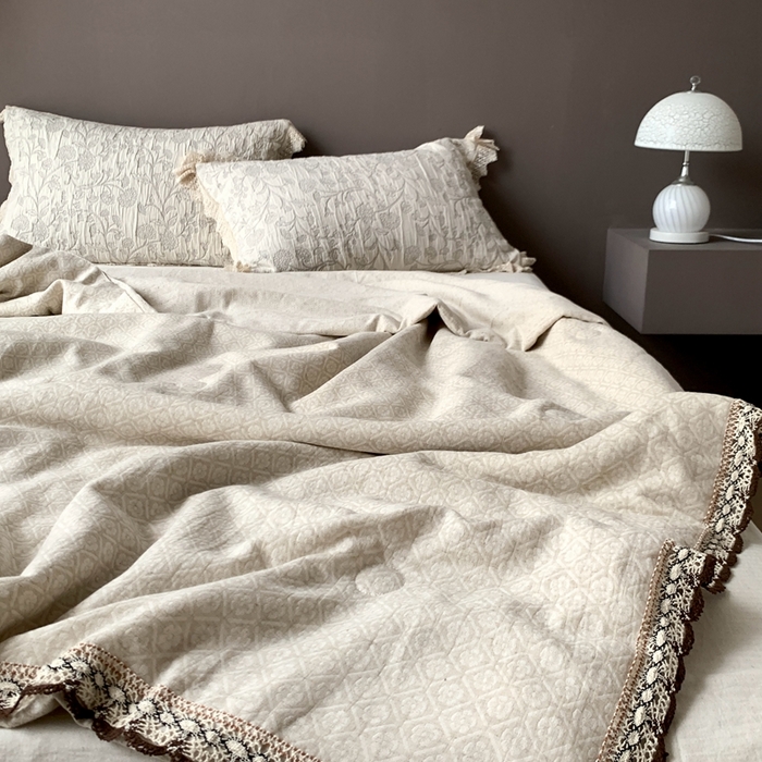 91家纺网 家纺一手货源 找家纺 凡客2025新款棉麻色织提花双层纱蚕丝棉夏被（镂空花边款） 洛克伊庄园