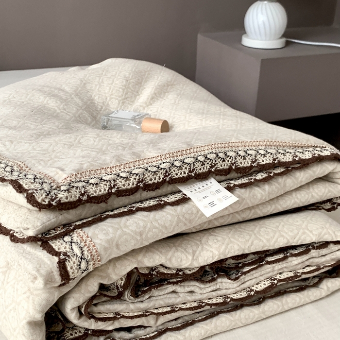 91家纺网 家纺一手货源 找家纺 凡客2025新款棉麻色织提花双层纱蚕丝棉夏被（镂空花边款） 洛克伊庄园