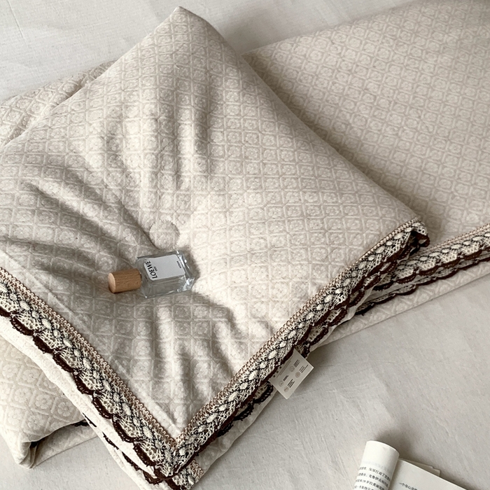 91家纺网 家纺一手货源 找家纺 凡客2025新款棉麻色织提花双层纱蚕丝棉夏被（镂空花边款） 洛克伊庄园