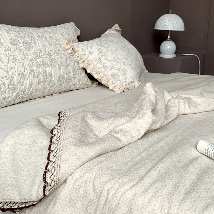 91家纺网 家纺一手货源 找家纺 凡客2025新款棉麻色织提花双层纱蚕丝棉夏被（镂空花边款） 洛克伊庄园