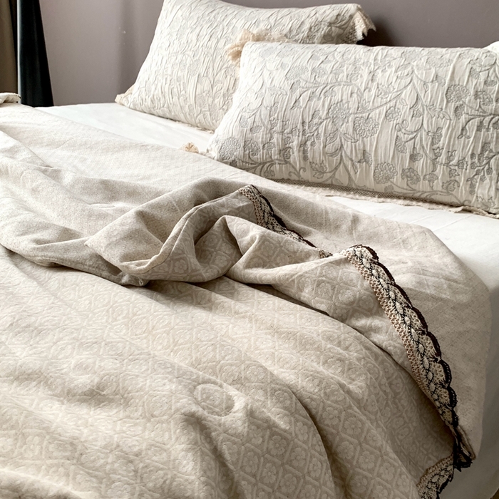 91家纺网 家纺一手货源 找家纺 凡客2025新款棉麻色织提花双层纱蚕丝棉夏被（镂空花边款） 洛克伊庄园