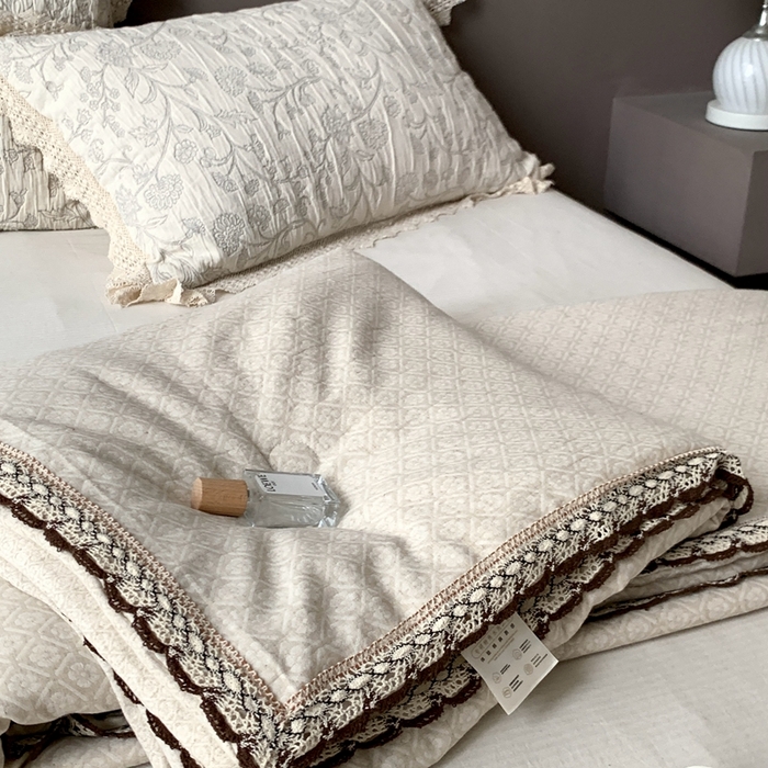 91家纺网 家纺一手货源 找家纺 凡客2025新款棉麻色织提花双层纱蚕丝棉夏被（镂空花边款） 洛克伊庄园