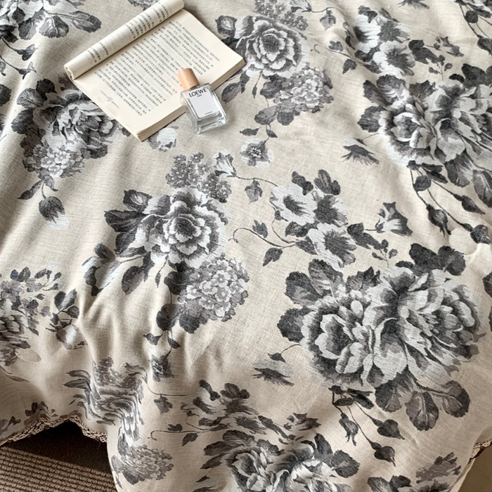 91家纺网 家纺一手货源 找家纺 凡客2025新款棉麻色织提花双层纱蚕丝棉夏被（镂空花边款） 迷雾花园