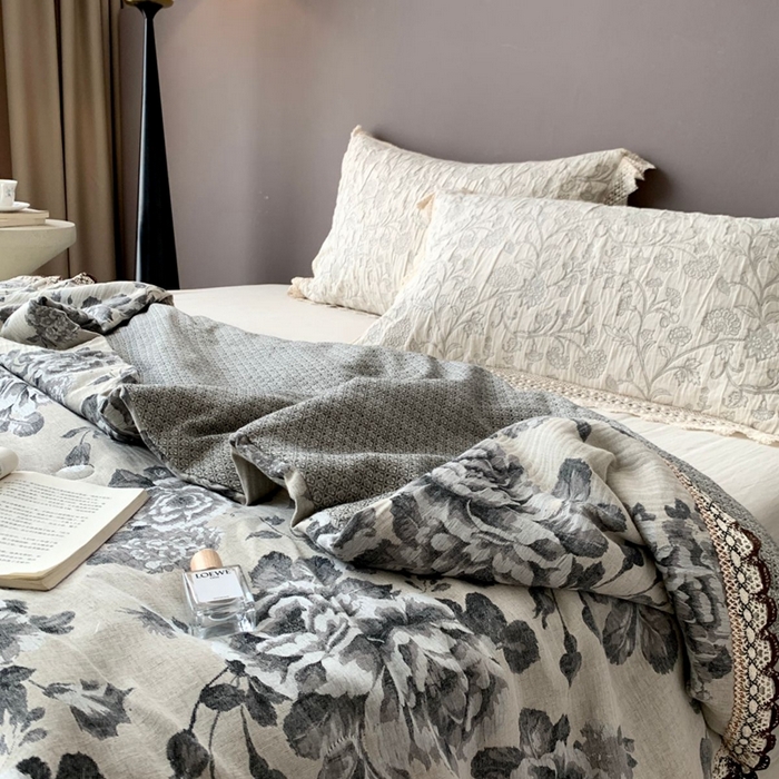 91家纺网 家纺一手货源 找家纺 凡客2025新款棉麻色织提花双层纱蚕丝棉夏被（镂空花边款） 迷雾花园