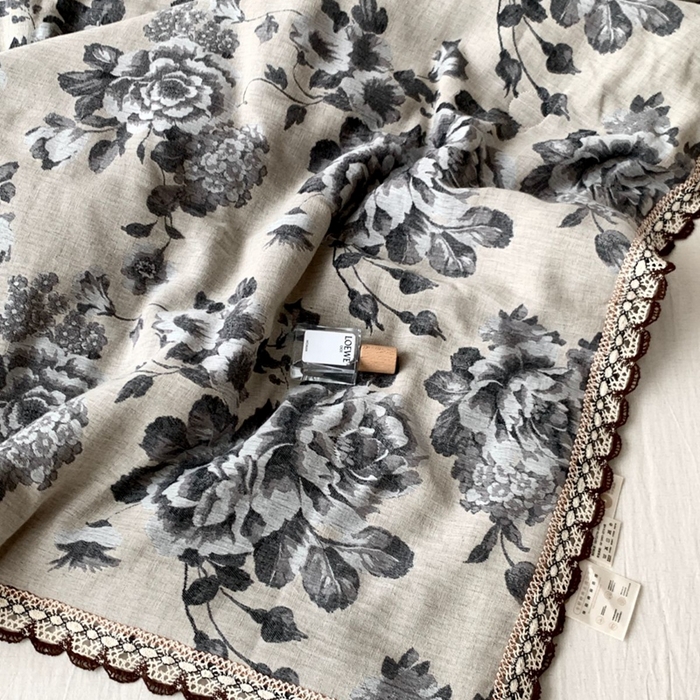 91家纺网 家纺一手货源 找家纺 凡客2025新款棉麻色织提花双层纱蚕丝棉夏被（镂空花边款） 迷雾花园