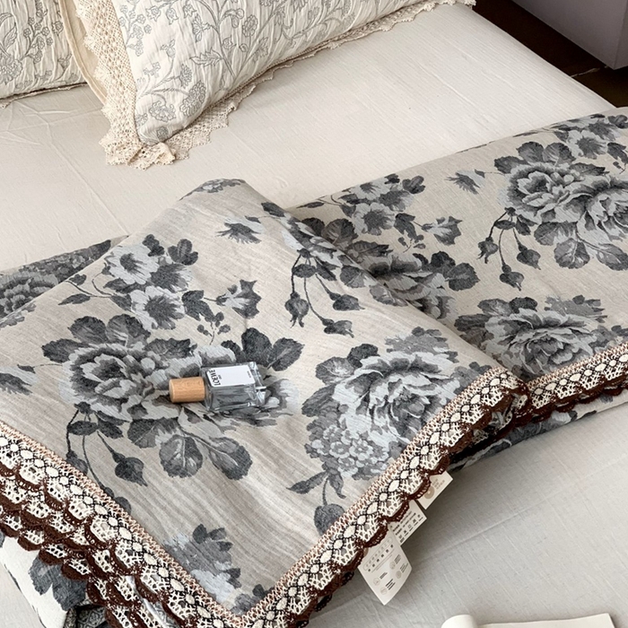 91家纺网 家纺一手货源 找家纺 凡客2025新款棉麻色织提花双层纱蚕丝棉夏被（镂空花边款） 迷雾花园