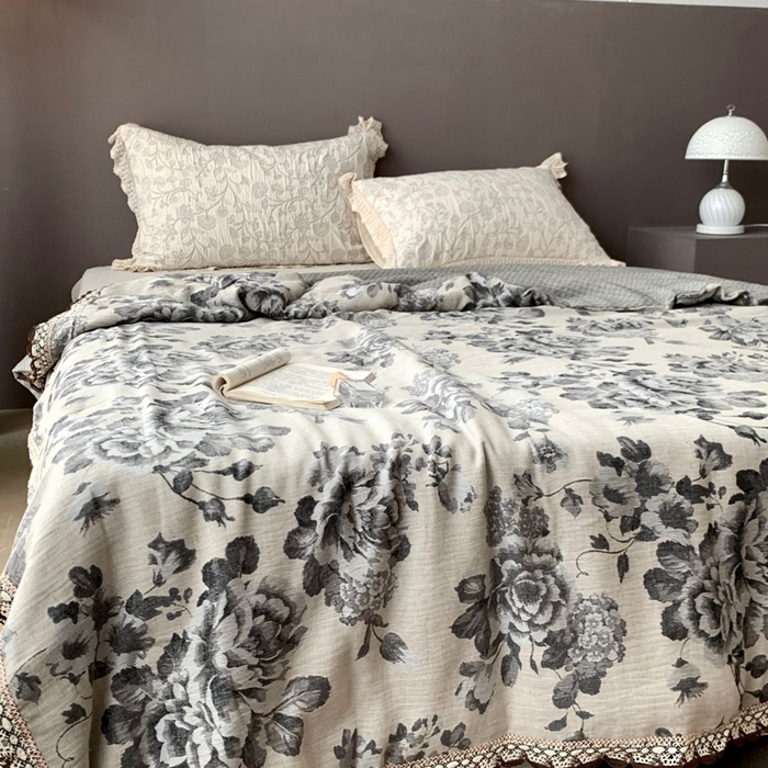 91家纺网 家纺一手货源 找家纺 凡客2025新款棉麻色织提花双层纱蚕丝棉夏被（镂空花边款） 迷雾花园