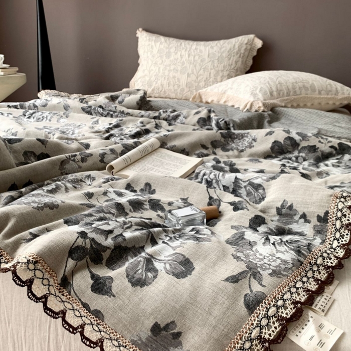 91家纺网 家纺一手货源 找家纺 凡客2025新款棉麻色织提花双层纱蚕丝棉夏被（镂空花边款） 迷雾花园