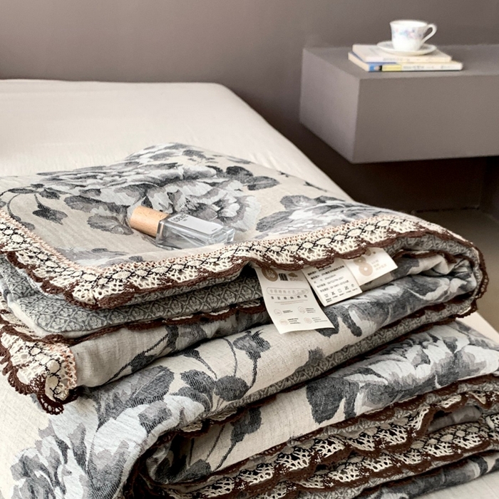 91家纺网 家纺一手货源 找家纺 凡客2025新款棉麻色织提花双层纱蚕丝棉夏被（镂空花边款） 迷雾花园
