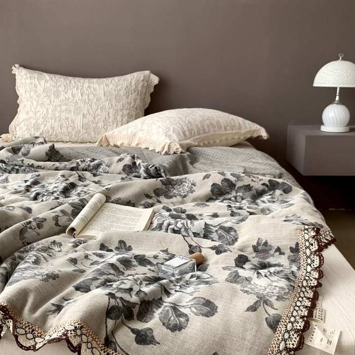 91家纺网 家纺一手货源 找家纺 凡客2025新款棉麻色织提花双层纱蚕丝棉夏被（镂空花边款） 迷雾花园