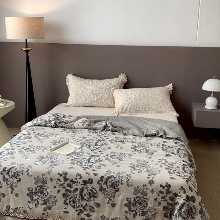 91家纺网 家纺一手货源 找家纺 凡客2025新款棉麻色织提花双层纱蚕丝棉夏被（镂空花边款） 迷雾花园