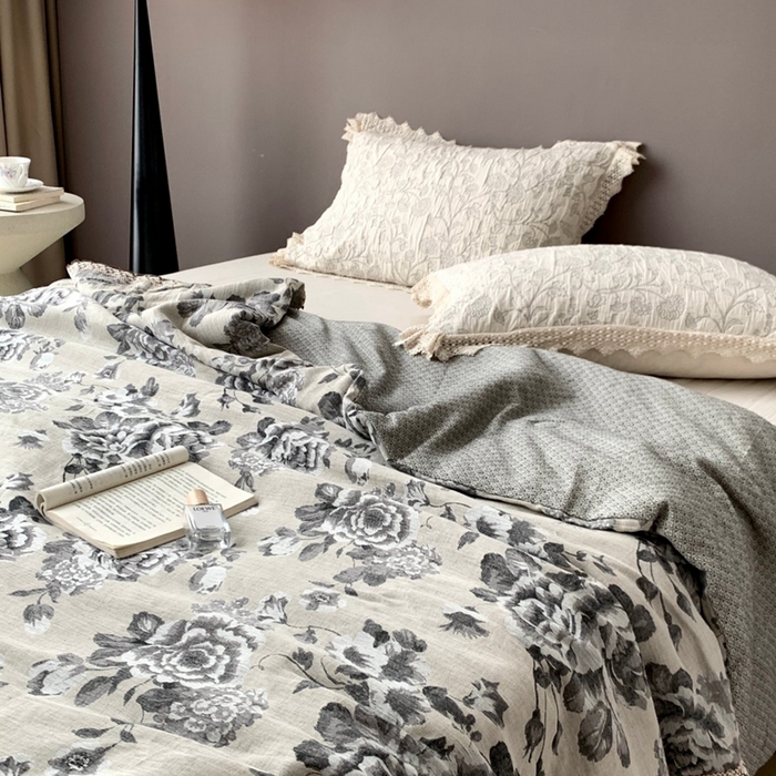 91家纺网 家纺一手货源 找家纺 凡客2025新款棉麻色织提花双层纱蚕丝棉夏被（镂空花边款） 迷雾花园