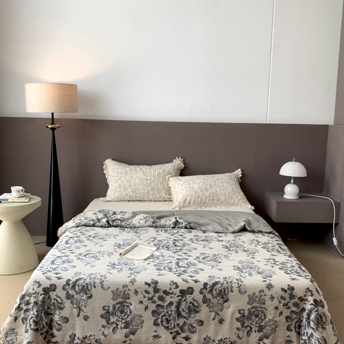 91家纺网 家纺一手货源 找家纺 凡客2025新款棉麻色织提花双层纱蚕丝棉夏被（镂空花边款） 迷雾花园