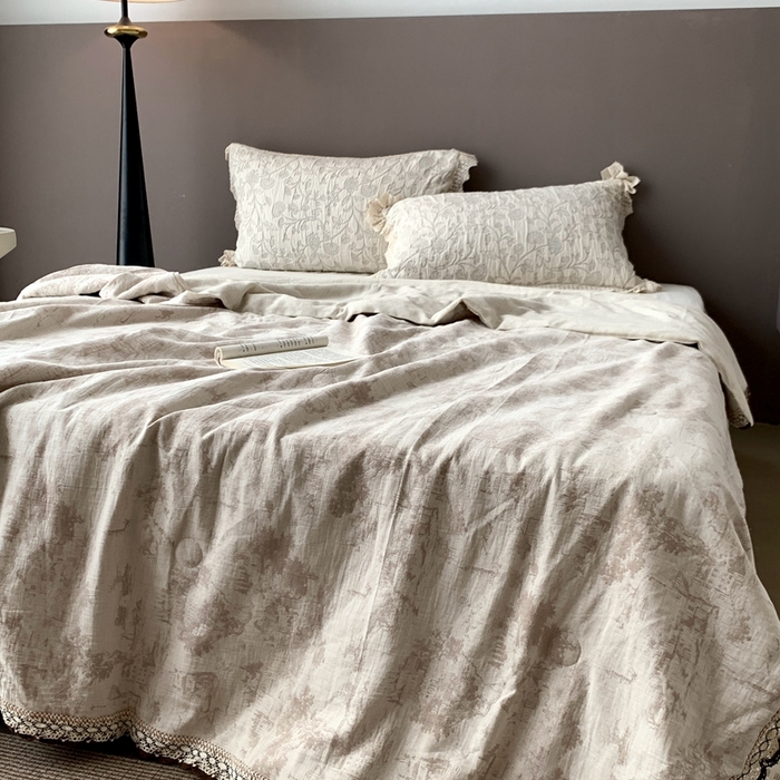 91家纺网 家纺一手货源 找家纺 凡客2025新款棉麻色织提花双层纱蚕丝棉夏被（镂空花边款） 忆江南-本色